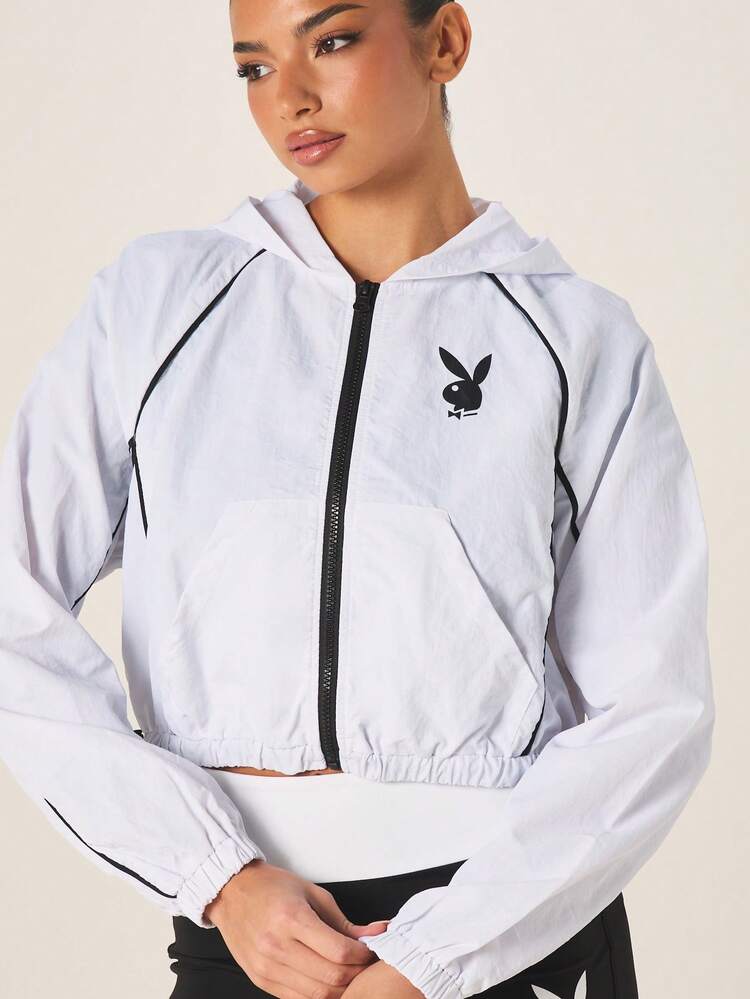 Missguided x Playboy Giacca sportiva corta bianca riflettente con dettagli in contrasto nero e cappuccio, adatta per abbigliamento casual sportivo