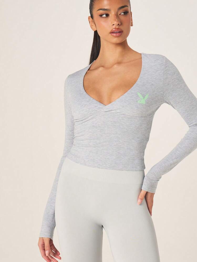Missguided x Playboy 女性用 長袖 ギャザー入りVネック フィッテッドトップ グリーンロゴ付き、秋冬のレイヤリングに最適なベーシックTシャツ