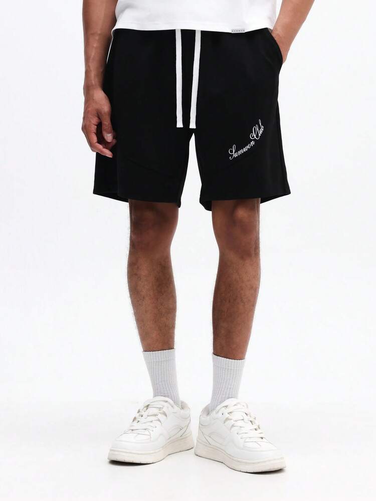 스크립트 자수가 있는 블랙 드로스트링 반바지