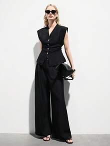 Aveloria Modichic 黑色无袖褶皱套装，精致的褶裥工艺，简约现代风格，适合工作、商务、休闲场合，天然木质纽扣元素，修身上衣搭配宽松直筒裤，高腰设计，柔软涤纶面料。关键词：无袖西装外套、阔腿裤、简约、职业风格、轻薄夏季、百搭时尚、欧美流行、舒适、经典黑色。黑色优雅阔腿裤女士两件套，金属扣收腰无袖套装。 - 黑色 - 查看 6