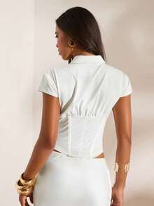 Opulessa Blusa feminina casual de cor sólida com busto franzido e mangas curtas. Ideal para férias, eventos casuais, festas, saídas ao ar livre, primavera/verão, festivais, festas elegantes, férias na praia, casamentos, formaturas e trabalho. - Branco - Ver 2
