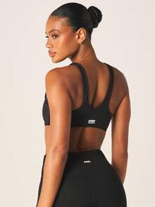 MISSGUIDED حمالة صدر رياضية للنساء بياقة على شكل حرف V عميقة باللون الأسود وتصميم ظهر سباق للأنشطة النشطة والتدريب في الجيم - الأسود - مشاهدة 2
