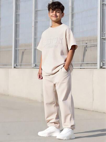  Vacaura 男童夏季两件套服装，新款宽松 3D 波士顿字母压纹杏色短袖 T 恤和休闲运动裤套装