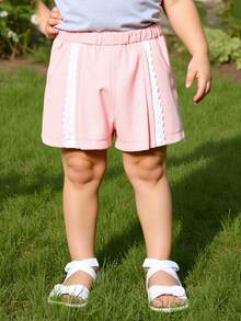 Baby Mädchen Neue Locker Washed Denim-Shorts, Rosa mit Weißer Spitzenborte. Aus leichtem, weichem Baumwolldenim, ein Muss für modebewusste Mädchen. Geeignet für Frühling/Sommer, einfach und stilvoll, vielseitig für tägliches Outfit, Fotoshootings, Zusammenkünfte. Frühling/Sommer 2026 Neuerscheinung - Pink - Übersicht 5