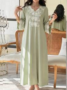 Al Najma 女士复古V领优雅长袖花卉装饰阿拉伯风格连衣裙 - 綠色 - 查看 2