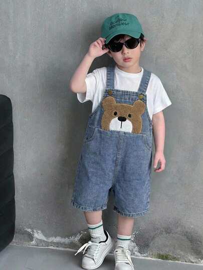 SHEIN 男童休闲百搭舒适牛仔背带短裤，宽松牛仔裤，牛仔短裤，卡通熊图案背带裤，百搭舒适，适合春、夏、秋季穿着。