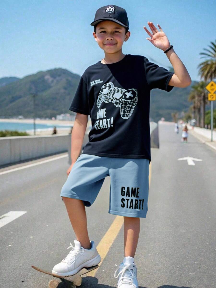 SHEIN 两件套儿童/青少年男童休闲百搭舒适电子游戏图案印花圆领宽松短袖T恤和短裤套装,适合学校、花园、海滩、生日、春季、夏季、秋季、冬季穿着。 - 霧霾藍 - 查看 1