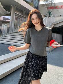 DAZY 女士磨毛刺绣字母短袖T恤，韩版氛围初秋上衣，撞色圆领夏季打底衫 - 灰色 - 查看 6