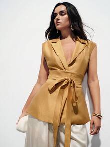 Aveloria Modichic 香槟金光泽，现代都市风格，正式宴会场合，深V领设计，腰部系带，西装背心款式，修身剪裁，丝绸混纺面料，质地细腻，轻盈顺滑，适合晚宴、商务活动、高端时尚场合和鸡尾酒会，展现成熟优雅和自信魅力。知性优雅的腰带装饰深V领无袖西装外套 - 卡其色 - 查看 6