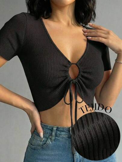 Top tejido de punto acanalado dama mujer diseño crop con escote profundo y detalles ajustables ideal para outfits modernos juveniles y frescos