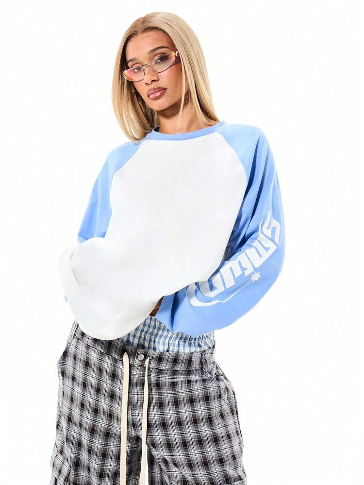 SUMWON WOMEN Camiseta raglan de manga comprida com blocos de cores e estampa de logotipo.