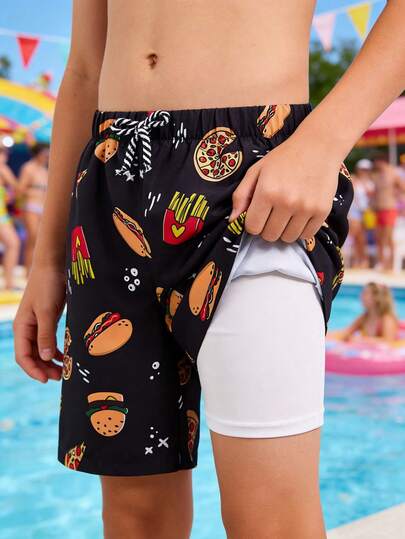 SHEIN 这款青少年男童泳裤休闲百搭，穿着舒适，印有汉堡、披萨和薯条图案。宽松的设计搭配贴身的梭织内衬和舒适的版型，使其适合海滩、游泳和冲浪等活动。是海滩度假和泳池派对的理想之选，也是春夏季节的完美伴侣。