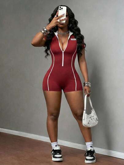 Slaydiva 2026春夏新款休闲街头风修身酒红色和白色半开襟短袖连体裤，饰有标签和织带，适合日常穿着、派对、性感女郎、夜店、休闲街头风、约会、情人节、早午餐、机场穿搭、返校季、度假、节日、婚礼季等场合。