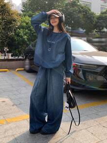 Bộ đồ nữ kiểu Hàn Quốc gồm áo và quần jean ống rộng cổ tròn, chất liệu denim bạc màu. - Màu xanh lam - Xem 1
