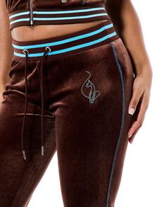 BABYPHAT 女士奢华丝绒喇叭运动裤，撞色条纹滚边设计，“Baby Phat”字样印花，弹性腰带抽绳，休闲冬季家居服 - 棕色 - 查看 7