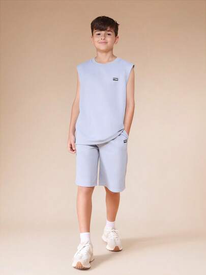 SUMWON Bộ đồ đôi cho bé trai màu xanh nhạt gồm áo ba lỗ và quần short cùng màu, kiểu dáng thường ngày, cổ tròn.