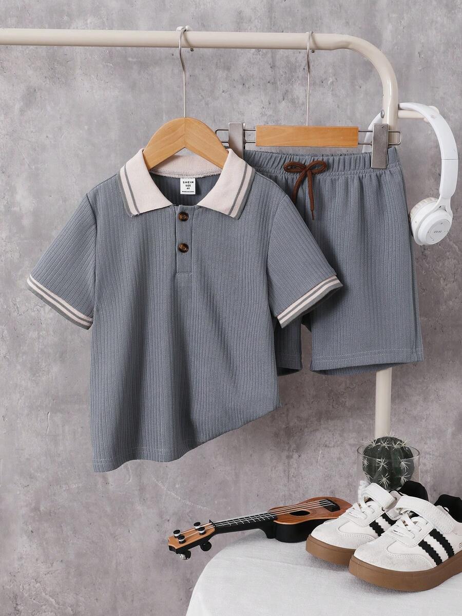 SHEIN 男童纹理面料Polo衫和裤子两件套。撞色滚边Polo领增添层次感，做工精良，简约时尚新设计，展现男孩个性，适合日常休闲和上学穿着，满足4-7岁儿童夏季出游、度假、旅行、休闲、日光浴等需求。 - 灰色 - 查看 1