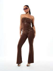 BABYPHAT Top bandeau marrón para mujer con estampado de texto dorado y fruncido lateral, top tubo sin tirantes de jersey para salidas casuales de verano - Marrón - Ver 8