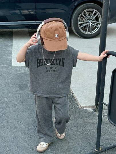 SHEIN 2件套儿童童装男童休闲日韩宽松杏色针织花卉纱线腋下条纹宽松T恤裤两件套，适合学校、运动、度假、居家和户外活动，适合春夏季节。