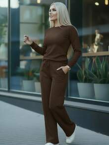 Traje 2 piezas casual de otoño que incluye blusa manga larga y pantalones pierna ancha tipo pata elefante amplios y cordón en la cintura tela sin transparencias - cafe - Ver 3