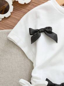 Cozy Pixies Conjunto de 2 piezas de top de manga corta con cuello redondo y decoración de lazo, y shorts de cintura elástica en bloques de color para niña bebé, conjunto casual para vacaciones - Blanco y Negro - Ver 4