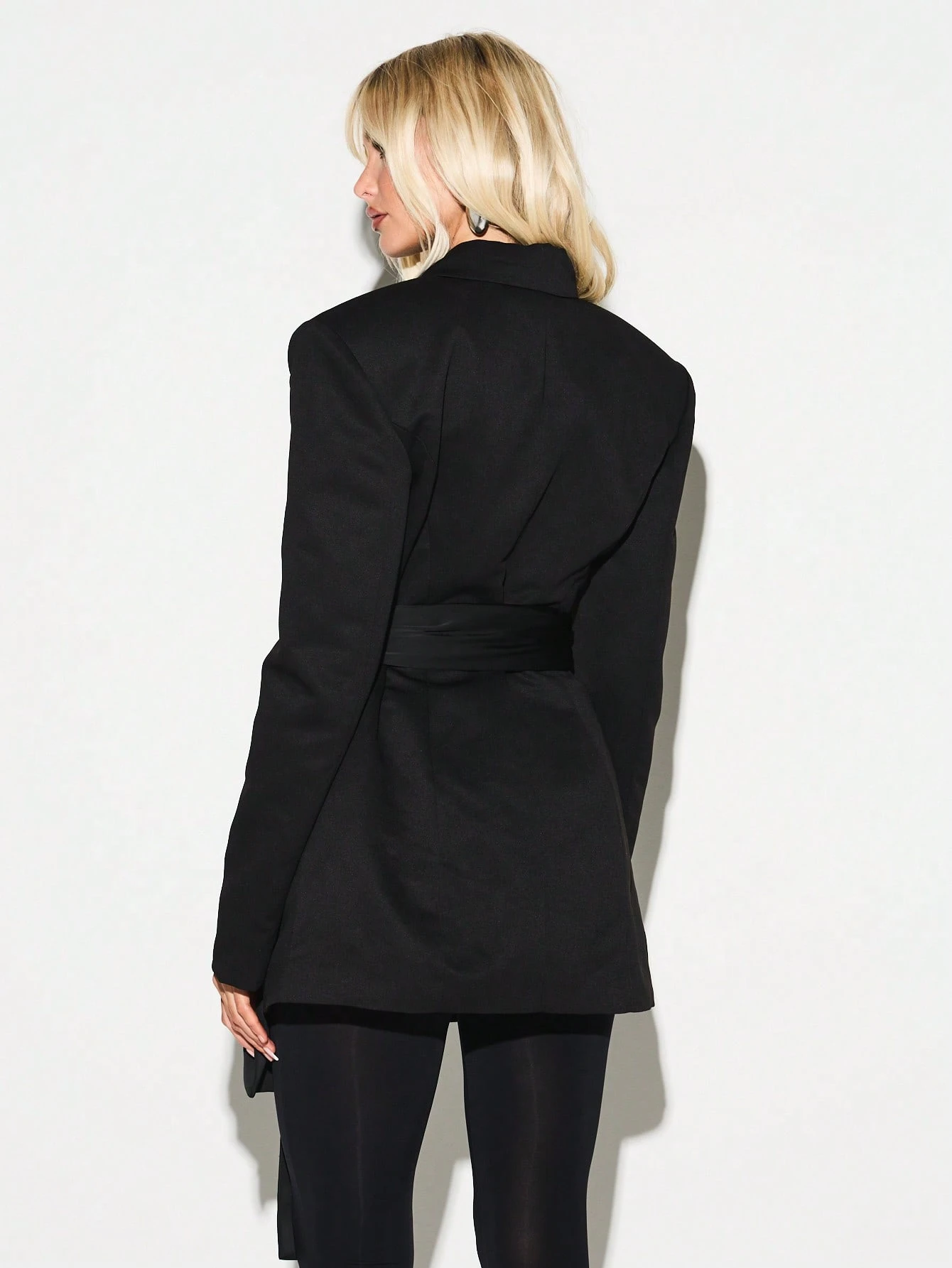 KIZN 벨트가 있는 긴팔 새틴 블레이저 미니 드레스