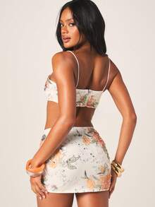 MISSGUIDED Bộ đồ hai mảnh gồm áo croptop và chân váy mini đính sequin, họa tiết hoa và điểm xuyết đá lấp lánh, thích hợp cho buổi hẹn hò hoặc tiệc tối. - trắng - Xem 3
