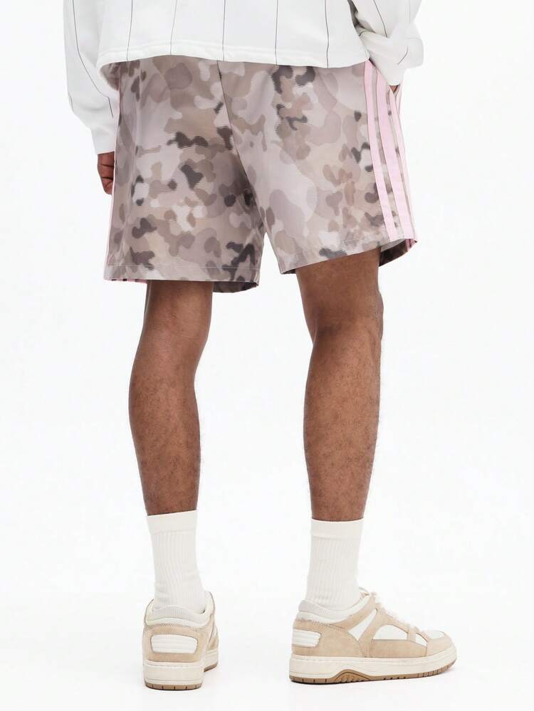 측면 스트라이프와 로고가 있는 카모 반바지