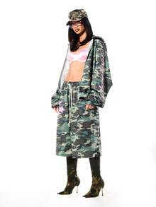 SUMWON WOMEN 宽松迷彩水钻装饰长款牛仔短裤，中腰设计，夏季休闲街头风。 - 軍綠色 - 查看 4