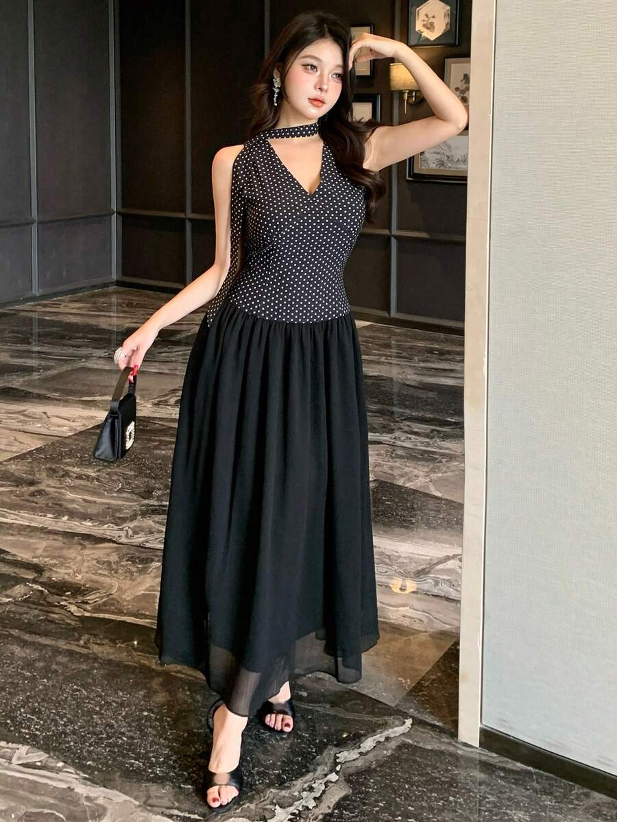 DAZY 女士波点V领无袖连衣裙，优雅修身显瘦 - 黑色 - 查看 1