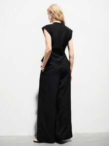 Aveloria Modichic 黑色无袖褶皱套装，精致的褶裥工艺，简约现代风格，适合工作、商务、休闲场合，天然木质纽扣元素，修身上衣搭配宽松直筒裤，高腰设计，柔软涤纶面料。关键词：无袖西装外套、阔腿裤、简约、职业风格、轻薄夏季、百搭时尚、欧美流行、舒适、经典黑色。黑色优雅阔腿裤女士两件套，金属扣收腰无袖套装。 - 黑色 - 查看 2