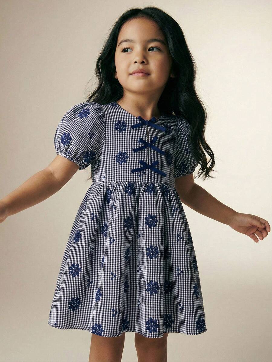 Maija Kids 一件复古休闲女童连衣裙,百搭实用,适合日常、上学、旅行、聚会等场合,春夏皆宜。特点:圆领、蝴蝶结装饰、泡泡袖、收腰设计、A字裙摆、蓝白格子、刺绣纹理。 - 彩色 - 查看 1