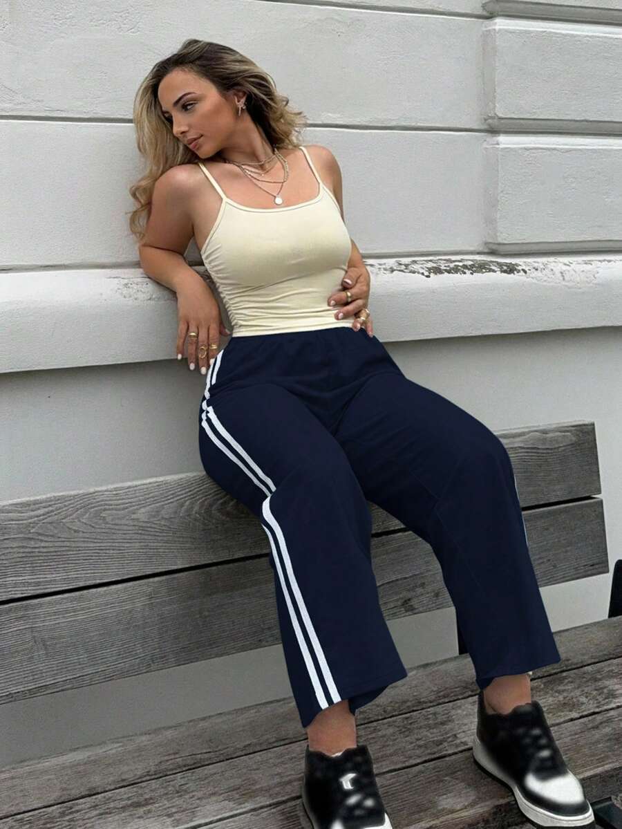 Jeta Ari Celana Jogging Kasual Biru Dongker dengan Desain Garis Samping untuk Tampilan Sehari-hari yang Nyaman, Wanita Bertubuh Mungil - Navy Blue - View 1