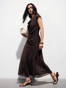 Aveloria Modichic Robe en mousseline de soie sans manches couleur café foncé, tissu léger, design drapé et froncé, encolure ronde basse, style vintage élégant, longueur midi ajustée, texture délicate et lisse, convient pour les galas du soir, les réunions formelles, les expositions d'art et les occasions de mariage en tant qu'invité, mettant en valeur le charme féminin gracieux et l'élégance sophistiquée avec le confort et la profondeur visuelle. - Marron - Voir 5