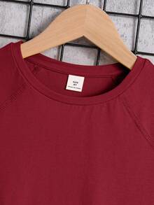 SHEIN T-shirt à manches raglan courtes, col rond, couleur unie, style minimaliste, pour garçon préadolescent - Rouge foncé - Voir 6
