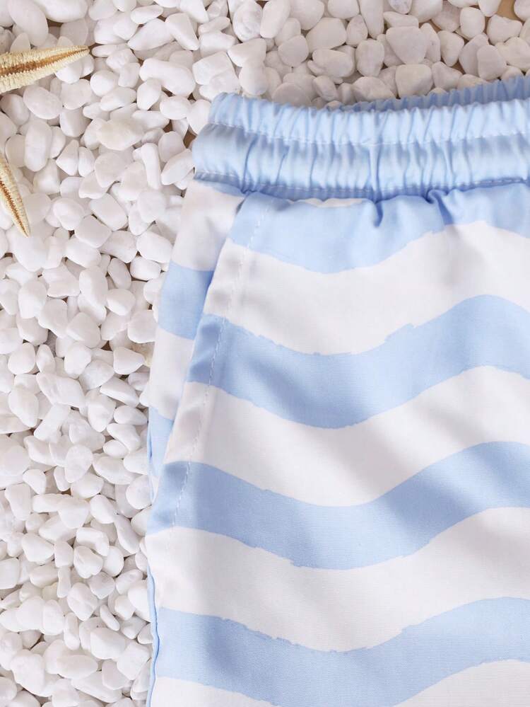 Pantaloncini da bagno con stampa a righe ondulate