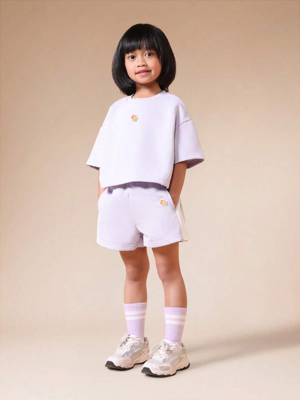Set coordinato estivo casual da ragazza con top corto a maniche corte e pantaloncini in lavanda, con stampa floreale sul petto
