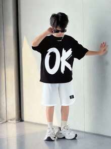 SHEIN Conjunto informal de 2 piezas para niño preadolescente con camiseta de manga corta con gráfico de letra grande y pantalones cortos de unicolor, estilo callejero - Blanco y Negro - Ver 5