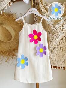 SHEIN Elladie kids 女童春夏休闲时尚新款连衣裙，彩色钩编3D立体花卉编织波浪纹理面料无袖吊带裙，适合年轻女孩，可爱、优雅、休闲时尚，适合日常、上学、外出、度假、春夏穿着。 - 白色 - 查看 1