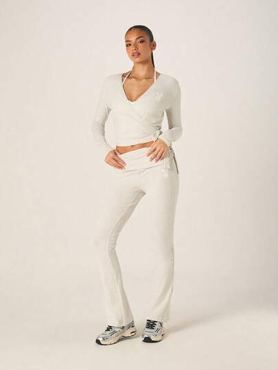 Missguided x Playboy Bộ đồ hai mảnh gồm áo dài tay kiểu vạt chéo phía trước và quần ống loe cạp gập, cổ chữ V thắt nơ.