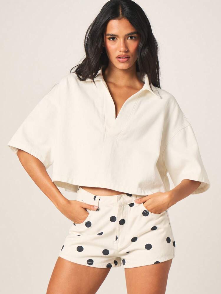 MISSGUIDED Top Casual de Verão Branca com Botões na Frente, Manga Curta, Gola Polo, Ajuste Quadrado, Cropped em Denim