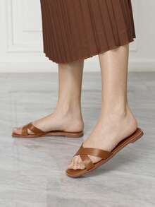 Sleekvia Zapatos de mujer de verano con tiras cruzadas, punta redonda y suela plana, versátiles en negro y marrón - Marrón - Ver 3