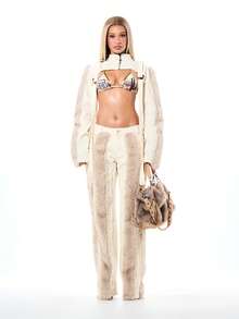 SUMWON WOMEN Áo khoác denim lửng rách rưới với viền lông giả và chi tiết xé rách, thích hợp để mặc nhiều lớp trong mùa đông. - Màu be - Xem 5