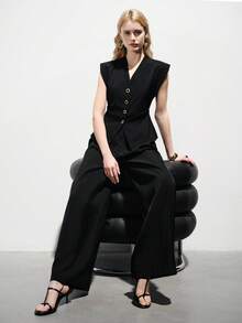 Aveloria Modichic 黑色无袖褶皱套装，精致的褶裥工艺，简约现代风格，适合工作、商务、休闲场合，天然木质纽扣元素，修身上衣搭配宽松直筒裤，高腰设计，柔软涤纶面料。关键词：无袖西装外套、阔腿裤、简约、职业风格、轻薄夏季、百搭时尚、欧美流行、舒适、经典黑色。黑色优雅阔腿裤女士两件套，金属扣收腰无袖套装。 - 黑色 - 查看 7