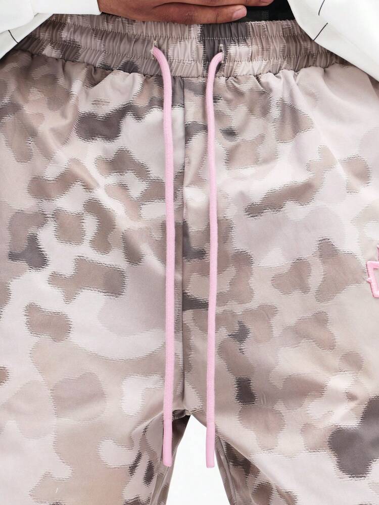 측면 스트라이프와 로고가 있는 카모 반바지