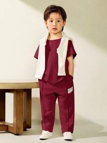 SHEIN Bộ quần áo 2 món cho bé trai, áo ngắn tay và quần dài, dễ phối đồ, thích hợp cho dã ngoại, đi học, tụ họp hàng ngày, mùa xuân/hè. - Màu Đỏ Sâu - Xem 3
