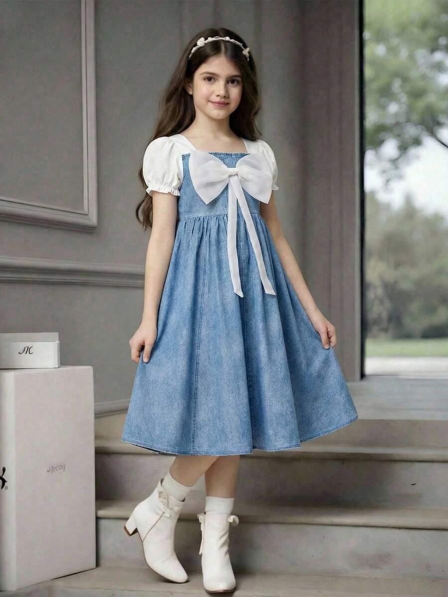 SHEIN 11歲女孩藍白丹寧效果連身裙,可愛蝴蝶結拼接泡泡袖休閒度假生日春秋冬洋裝 - 淺色水洗藍 - 查看 1