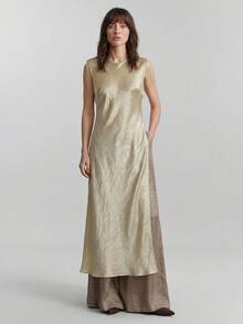 Ontre Áo nữ màu nâu, chất liệu satin crepe nhăn, cổ nhỏ, thiết kế trễ vai, xẻ tà cao bên hông giúp tôn dáng, kéo dài chân, cắt chéo, phong cách hiện đại, năng động, công sở, hơi hướng cổ điển, thanh lịch, tinh tế, thời trang sân bay cao cấp. - màu nâu - Xem 6