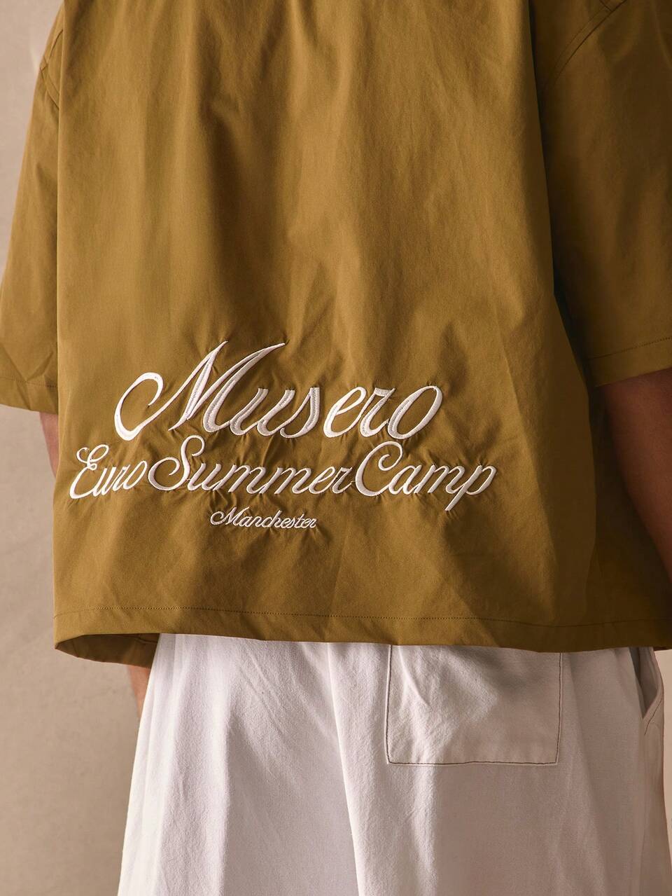 Oversized, boxige, leicht verkürzte Kurzarm-Bluse mit Reverskragen, großem rückseitigem MUSERO-Stickerei-Patch, Knopfleiste, Frühlings-Sommer-Essentials für den Strandurlaub