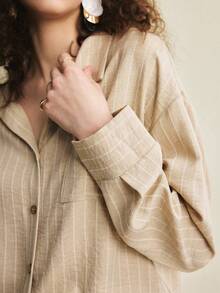 Écloséra Bộ đồ hai mảnh kẻ sọc kaki thường ngày dành cho nữ, gồm áo tay dài đến cổ tay có thể xắn lên và quần short ngắn có túi. - Màu Khaki - Xem 2